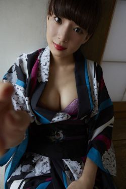 美女撅着白嫩光屁股挨打